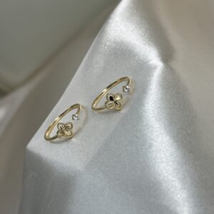 18k Yellow Gold Adjustable Floral clover with a sparkle