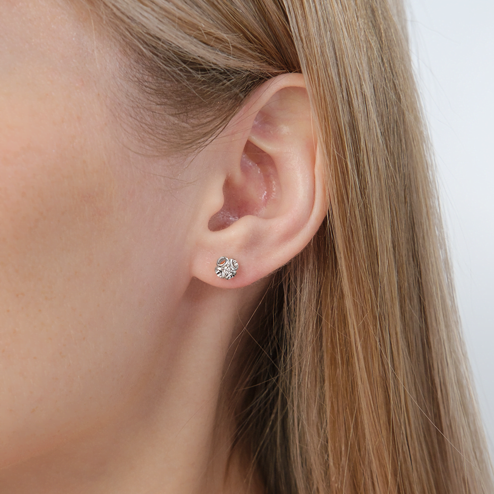 Stud earrings in white gold with a diamond-053