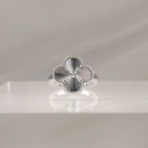 SILVER CLOVER 031
