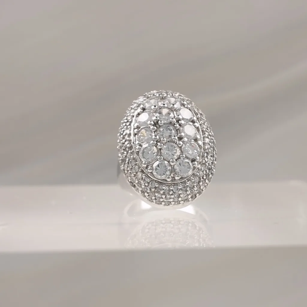 SILVER OVAL SHINNY CRYSTALS 058
